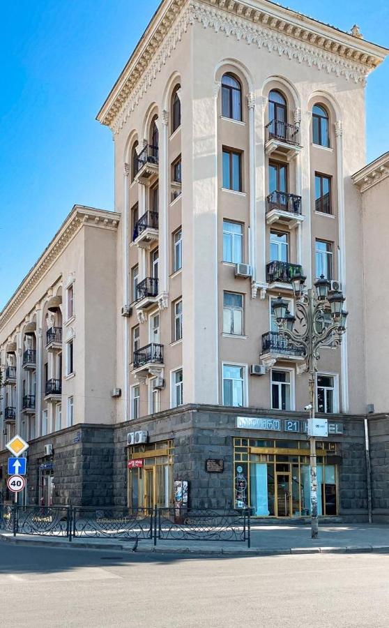 21 На Удачу Hotel รุสตาวี ภายนอก รูปภาพ