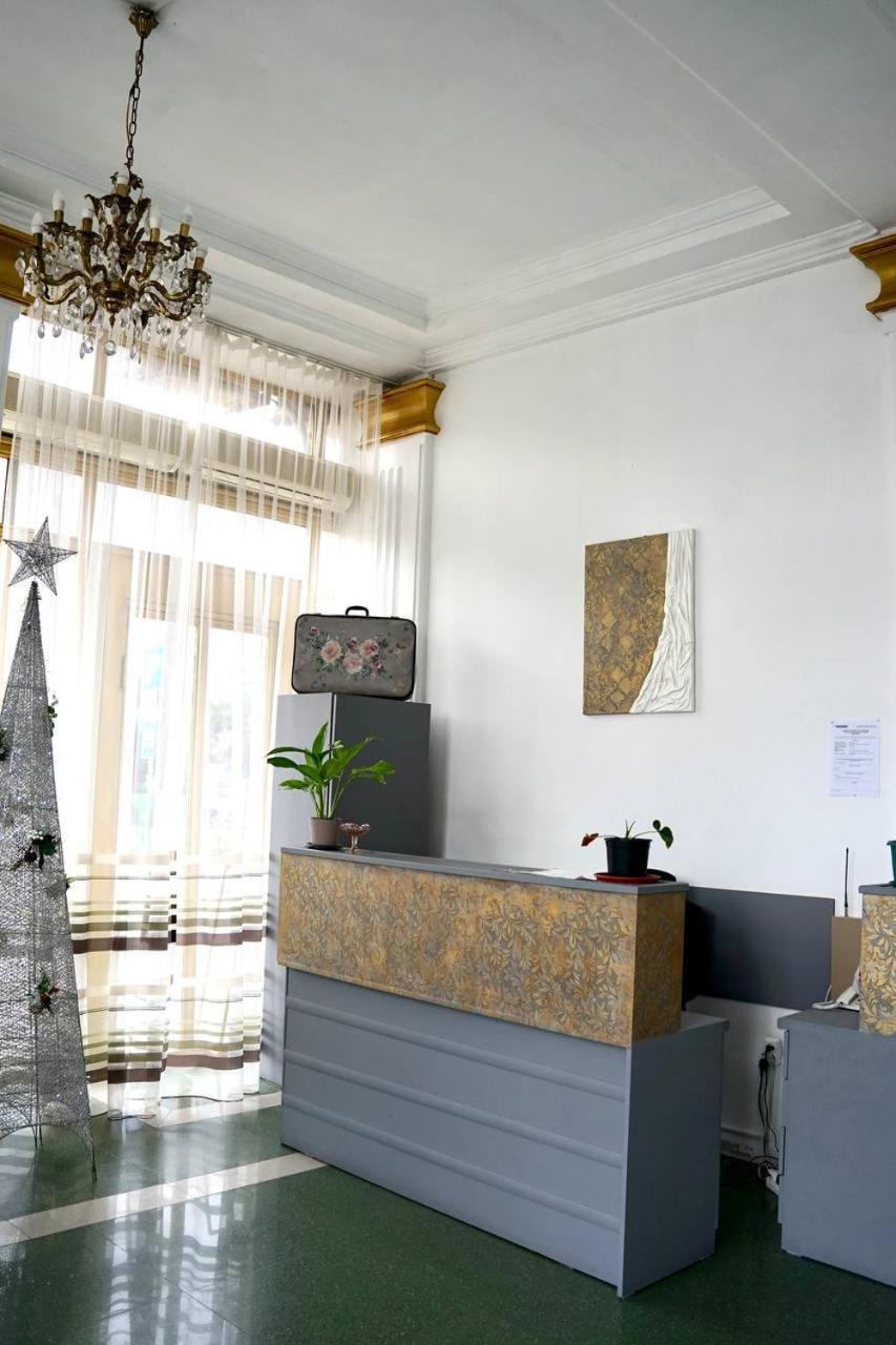 21 На Удачу Hotel รุสตาวี ภายนอก รูปภาพ